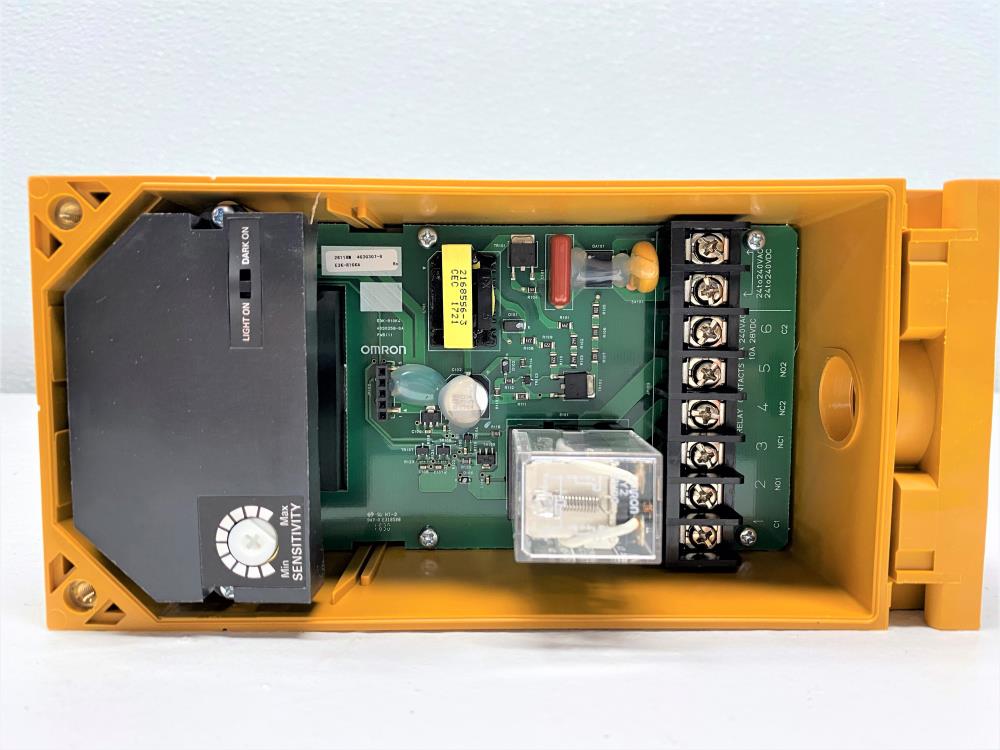 Omron E3K-R10K4-NR Retroreflective Photoelectric Sensor – AC/DC, 10A DPDT Relay Output