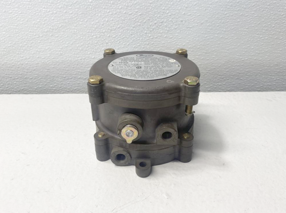 Dwyer ExplosionProof Differential Pressure Switch 195052F