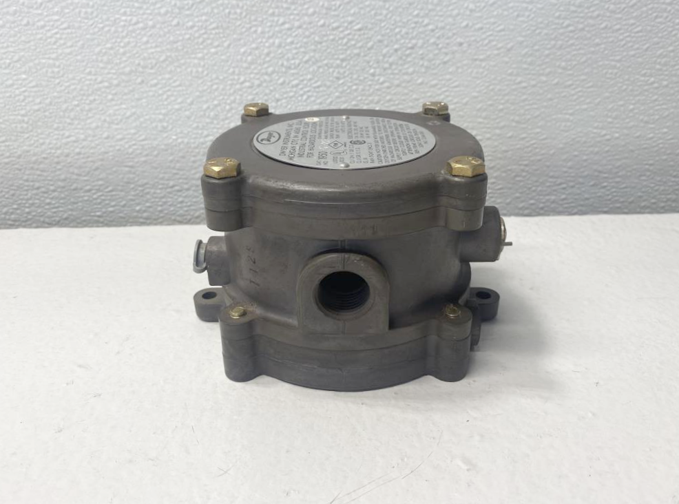 Dwyer Explosion-Proof Differential Pressure Switch 1950-5-2F