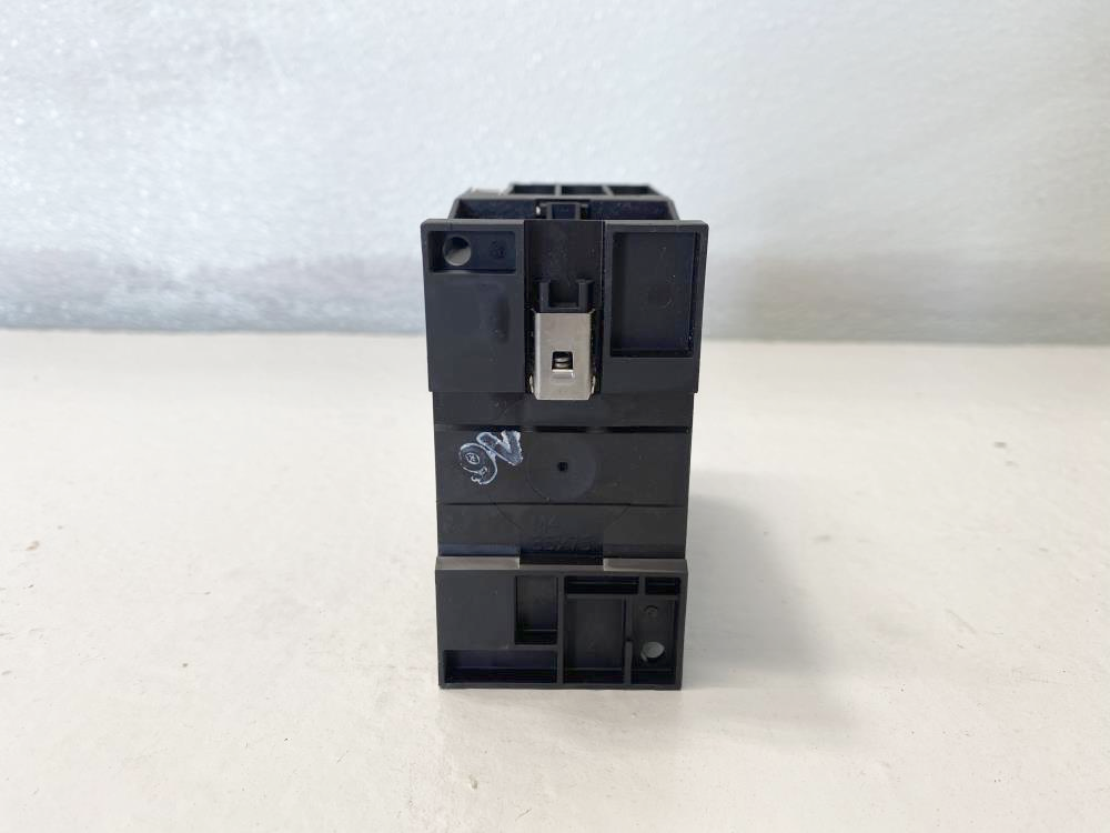 Eaton Type DILM32-10 Contactor IEC 32A, 3P, 120V AC, XTCE032C10A