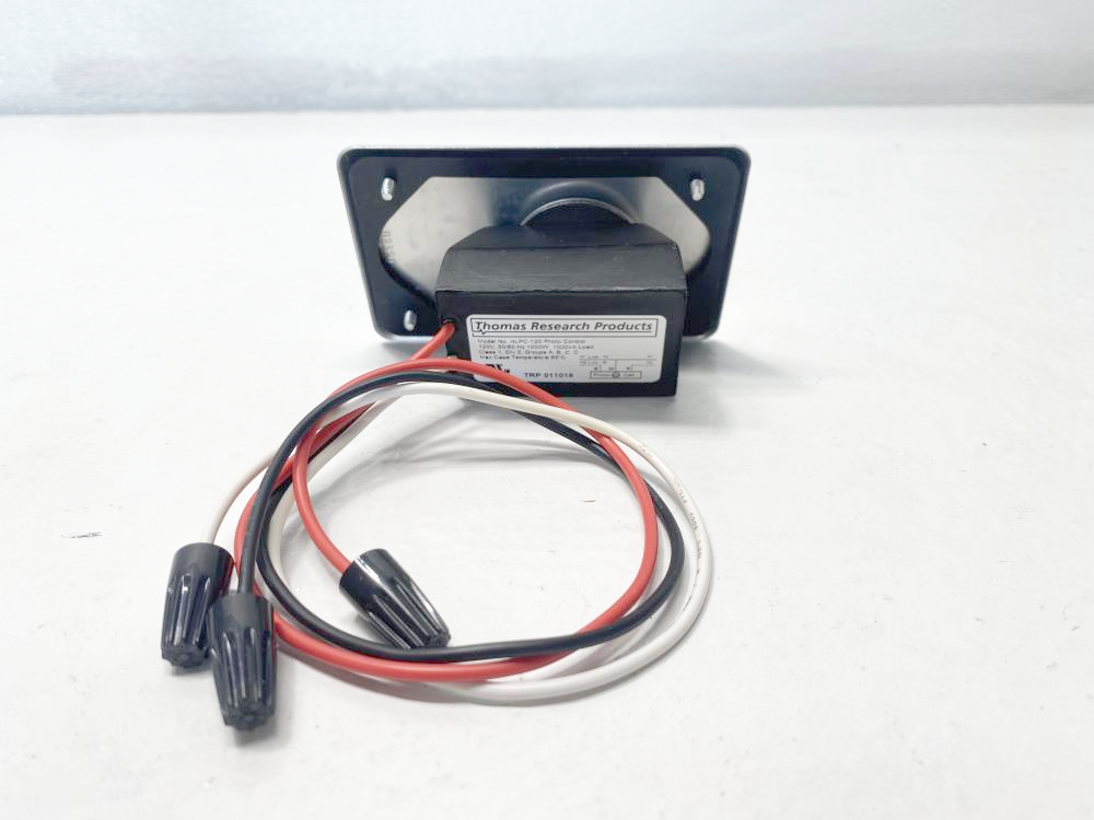 Eaton Crouse-Hinds D2S Series Photocell D2S20 W/ Thomas Research HLPC-120