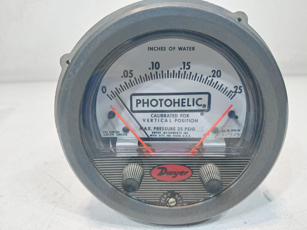 Dwyer Series 3000 Photohelic Pressure Switch / Gage HH-117 Vac