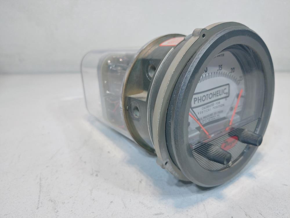 Dwyer Series 3000 Photohelic Pressure Switch / Gage HH-117 Vac