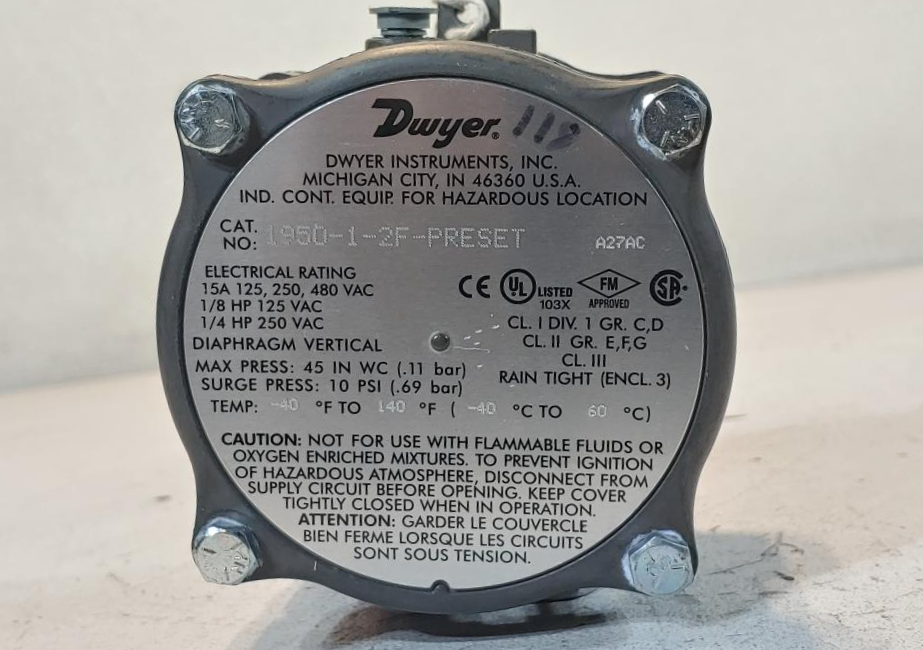 Dwyer Explosion-Proof Differential Pressure Switch 1950-1-2F-PRESET