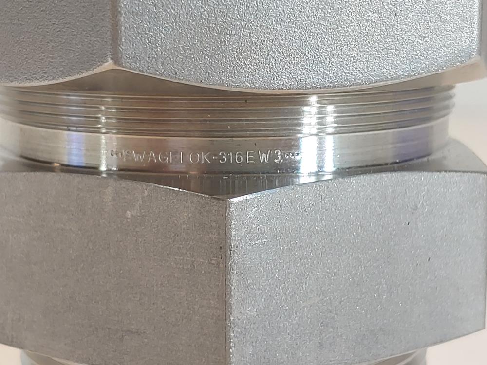 Swagelok Stainless Steel 2" Tube OD x 2" Male NPT Connector SS-3200-1-32