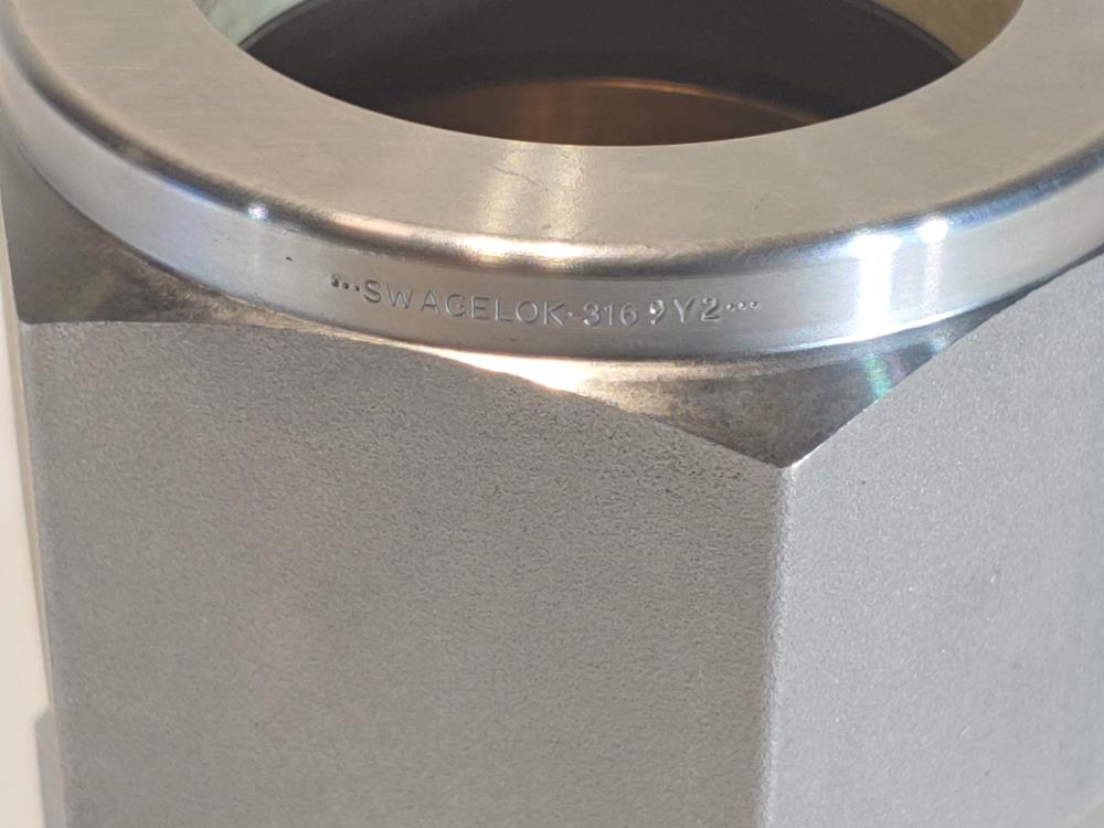 Swagelok Stainless Steel 2" Tube OD x 2" Male NPT Connector SS-3200-1-32