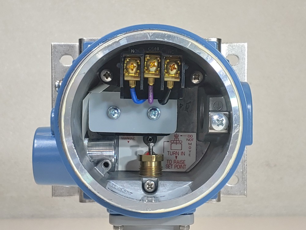 United Electric 2 to 100 PSI Pressure Switch J120-555