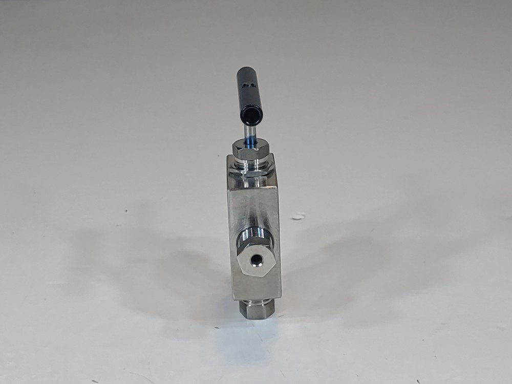 HIP  3-Way 1-Pressure Taper Seal Needle Valve Type: 15-14AF2-REG