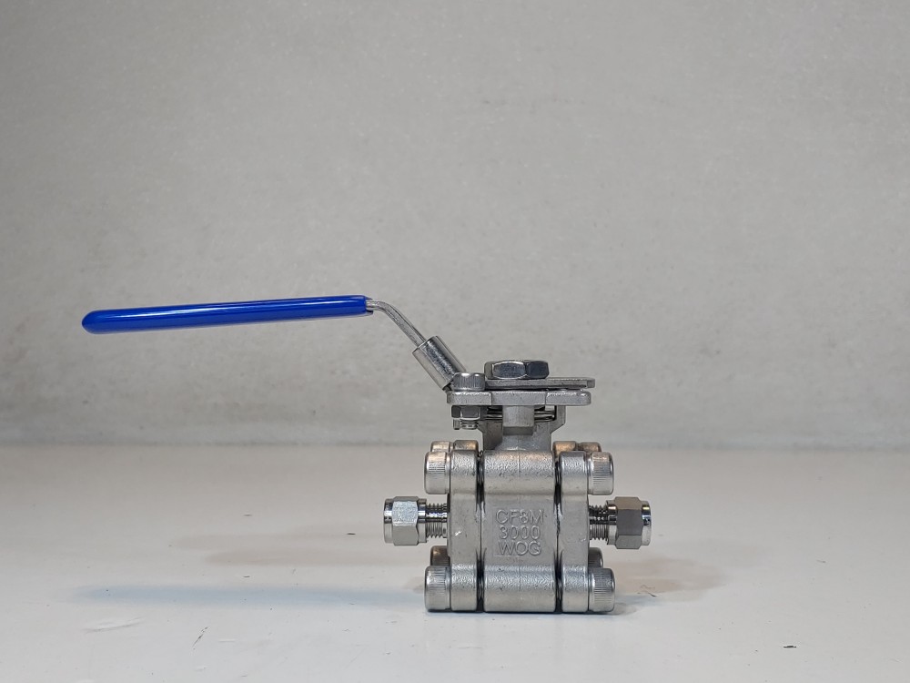 Hoke 1/4" 3-PC FP CF8M Ball Valve, GYROLOK End Tube Fitting, 3000 WOG