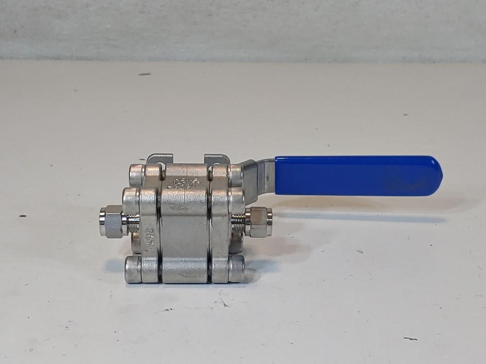 Hoke 1/4" 3-PC FP CF8M Ball Valve, GYROLOK End Tube Fitting, 3000 WOG