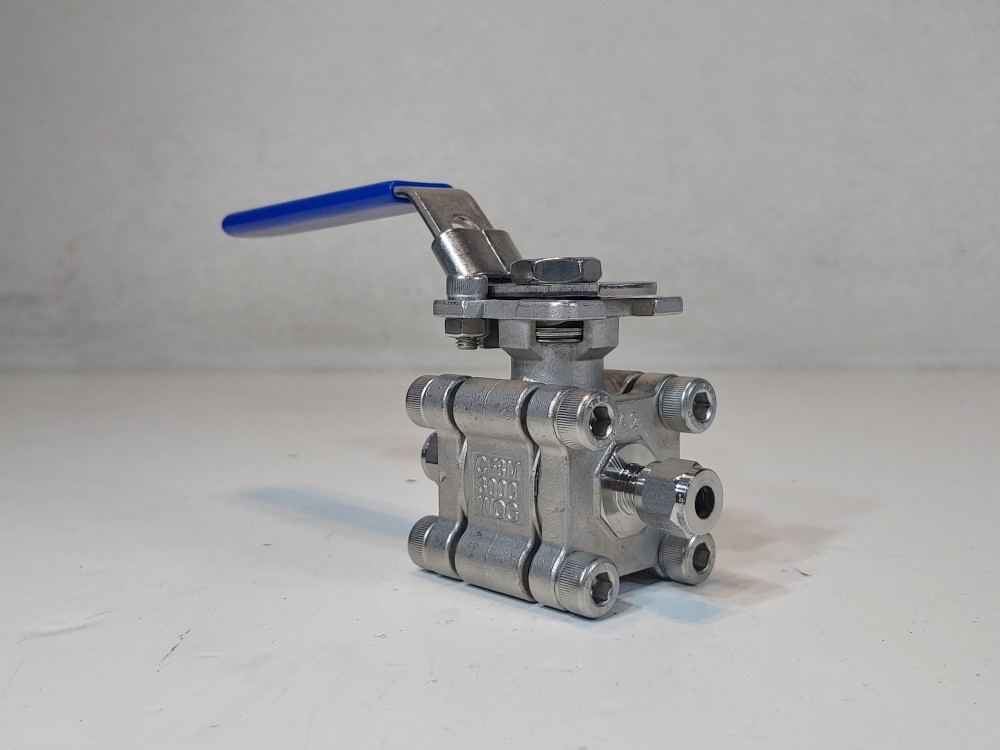 Hoke 1/4" 3-PC FP CF8M Ball Valve, GYROLOK End Tube Fitting, 3000 WOG