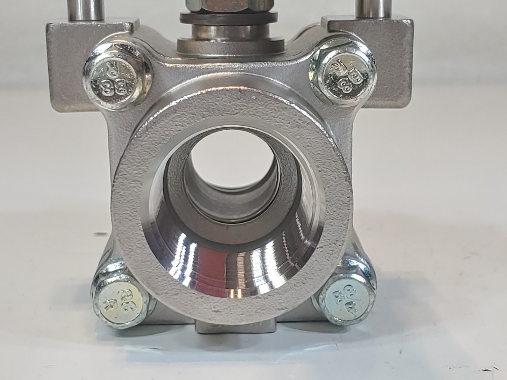 Worcester Flowserve 1" Threaded Reduced Port CF8M Ball Valve 1 CN4466PMSE R7