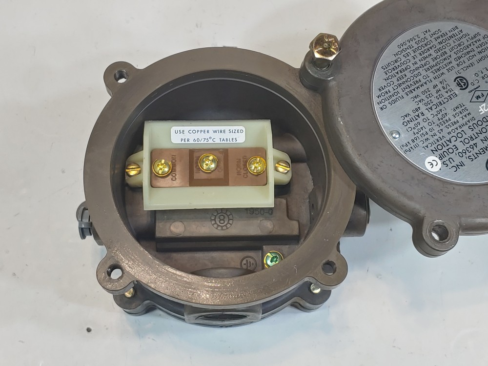 Dwyer Explosion Proof Pressure Switch Model# 1950-0-2F