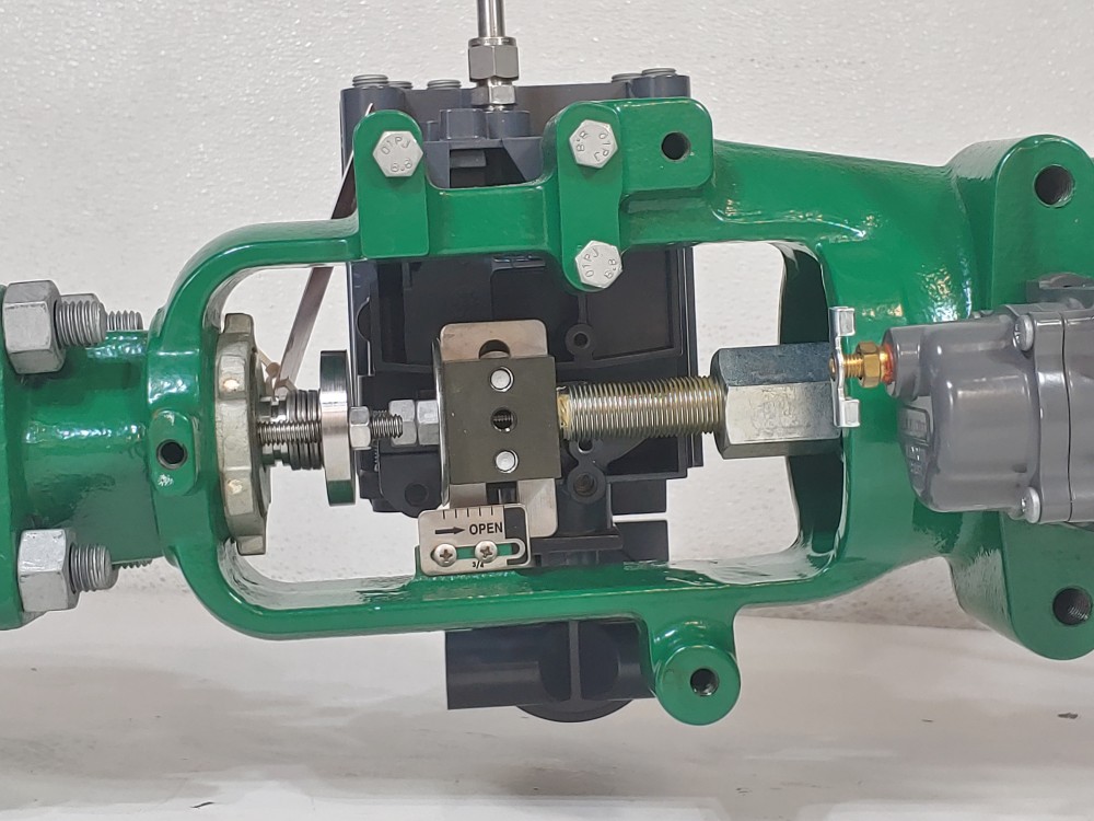 Fisher 1" 300# Control Valve w/ 667 Actuator & DVC6200 FieldVue Positioner 