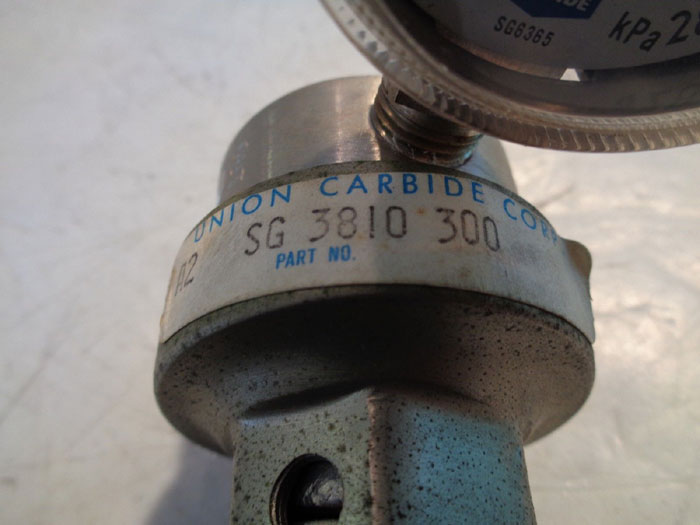 LINDE GAS REGULATOR -OR- UNION CARBIDE GAS REGULATOR SG 3810 300