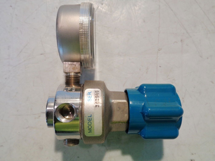 LINDE GAS REGULATOR -OR- UNION CARBIDE GAS REGULATOR SG 3810 300