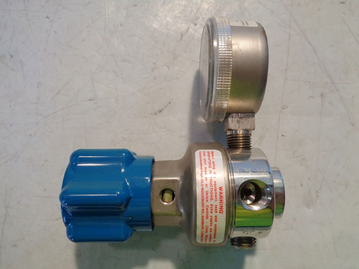 LINDE GAS REGULATOR -OR- UNION CARBIDE GAS REGULATOR SG 3810 300