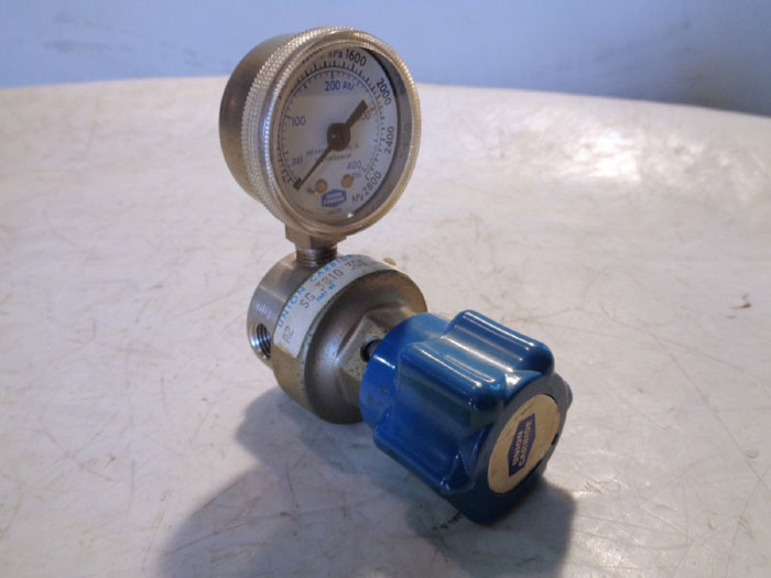 LINDE GAS REGULATOR -OR- UNION CARBIDE GAS REGULATOR SG 3810 300