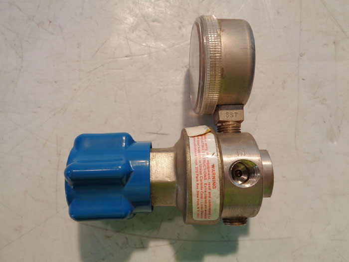 LINDE GAS REGULATOR -OR- UNION CARBIDE GAS REGULATOR SG 3810 300