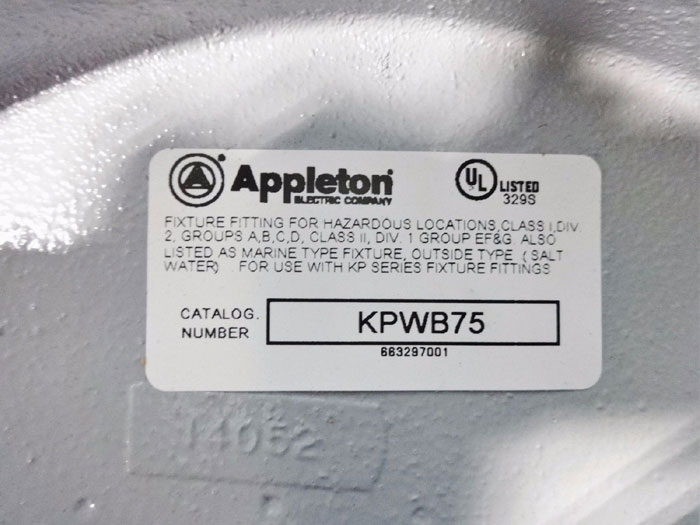APPLETON MERCMASTER LED FIXTURE TYPE V MLEDN17P5BU W/ WALL MOUNT HOOD KPWB75
