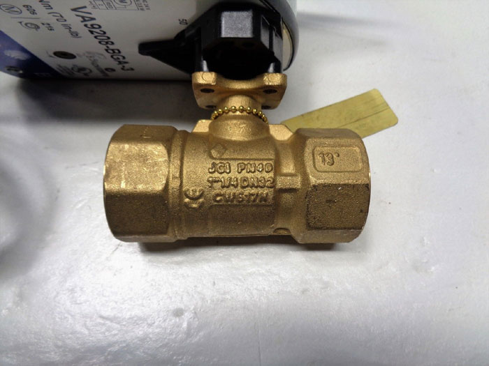 Johnson Controls 1-1/4" NPT Actuated Ball Valve VA9208-BGA-3 & VG1241DR+938BGA