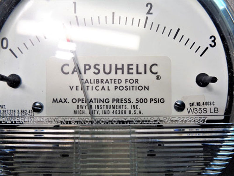 Dwyer Capsuhelic Differential Pressure Gage 4003 C, Range 0-3" Water