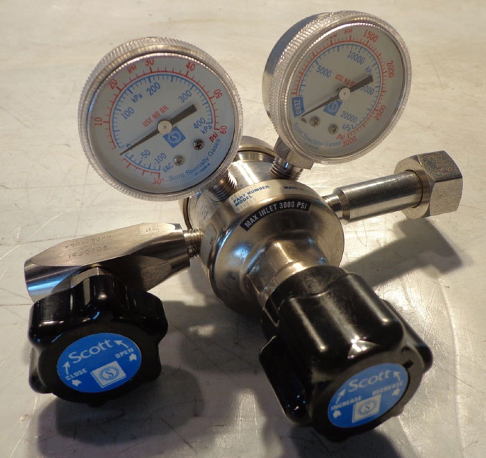 SCOTT SPECIALTY GAS PRESSURE GAUGE - MODEL: 51-15B