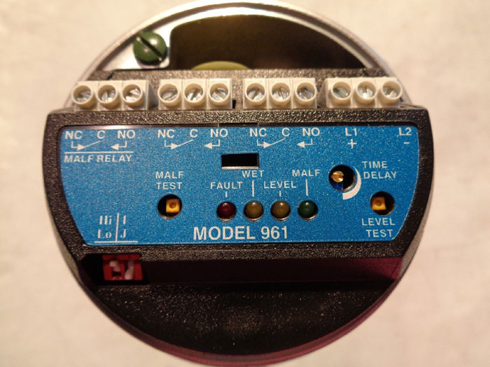 MAGNETROL ULTRASONIC LEVEL SWITCH - MODEL 961-7DA0-030 w/ DISPLACERS