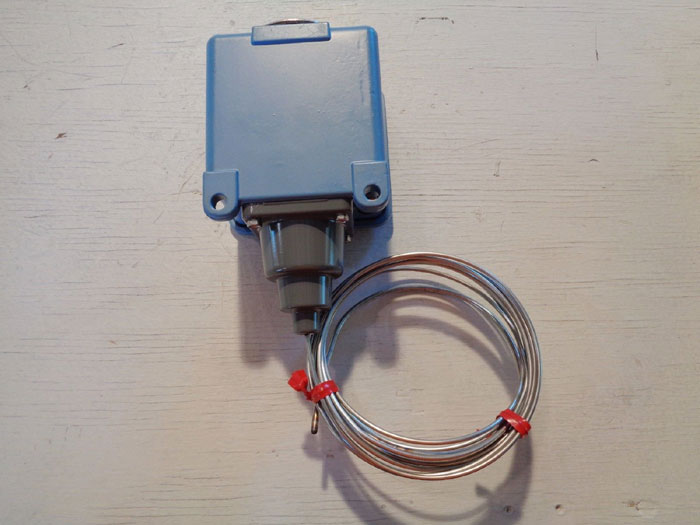 UNITED ELECTRIC TEMPERATURE SWITCH TYPE E105, MODEL 13271