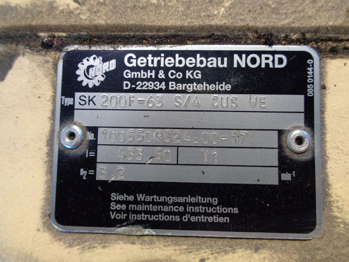 GETRIEBEBAU NORD GEARMOTOR SK200F-63 S/4 CUS WE