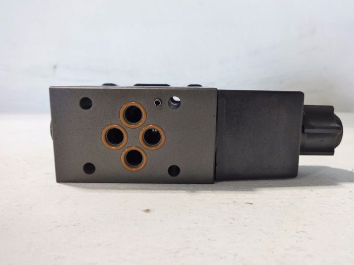 PARKER DIRECTIONAL CONTROL VALVE D1VW020HVYCH82X4644