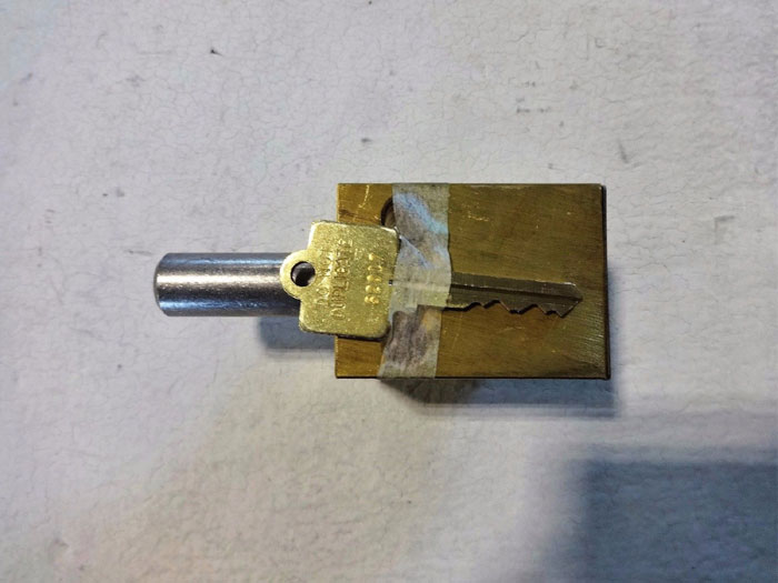 KIRK KEY TYPE F FLAT MOUNTED STANDARD DUTY BOLT INTERLOCK W/ 1-3/4" BOLT LENGTH