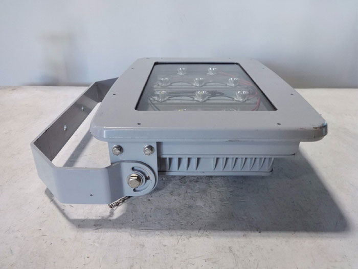 COOPER CROUSE-HINDS CHAMP LED FLOODLIGHT FMV11LCY/UNV1  76