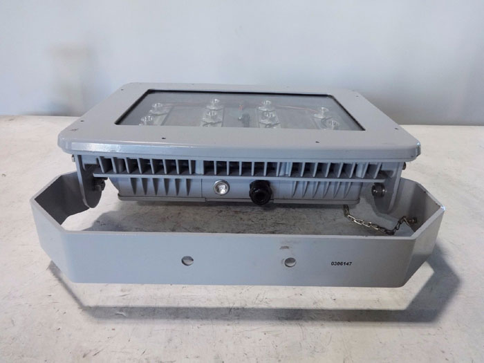 COOPER CROUSE-HINDS CHAMP LED FLOODLIGHT FMV11LCY/UNV1  76