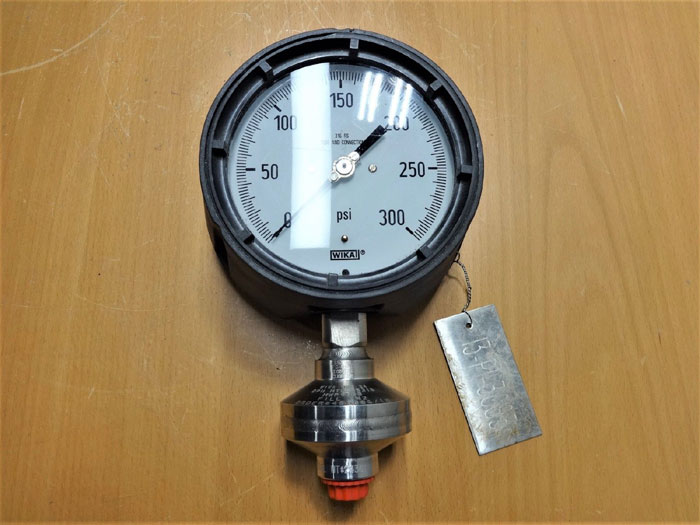 WIKA 300 PSI GAUGE, 4-1/2" FACE, LIQUID FILLED W/ 316SS DIAPHRAGM SEAL 990.34