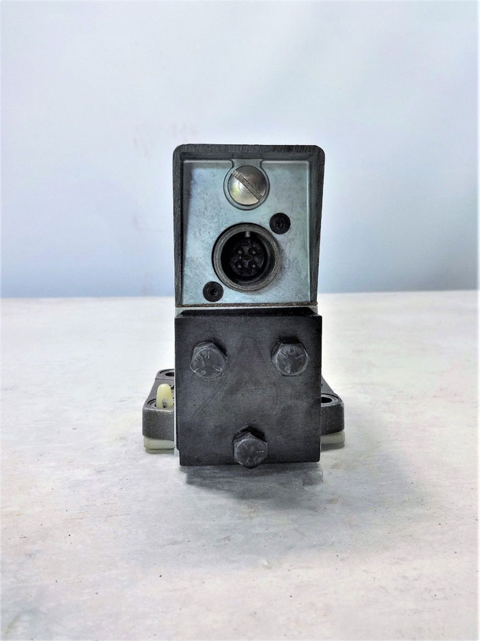 MOOG HYDRAULIC SERVO VALVE, 3000 PSI, MODEL# -062F120, TYPE# S75FOFMAVBR