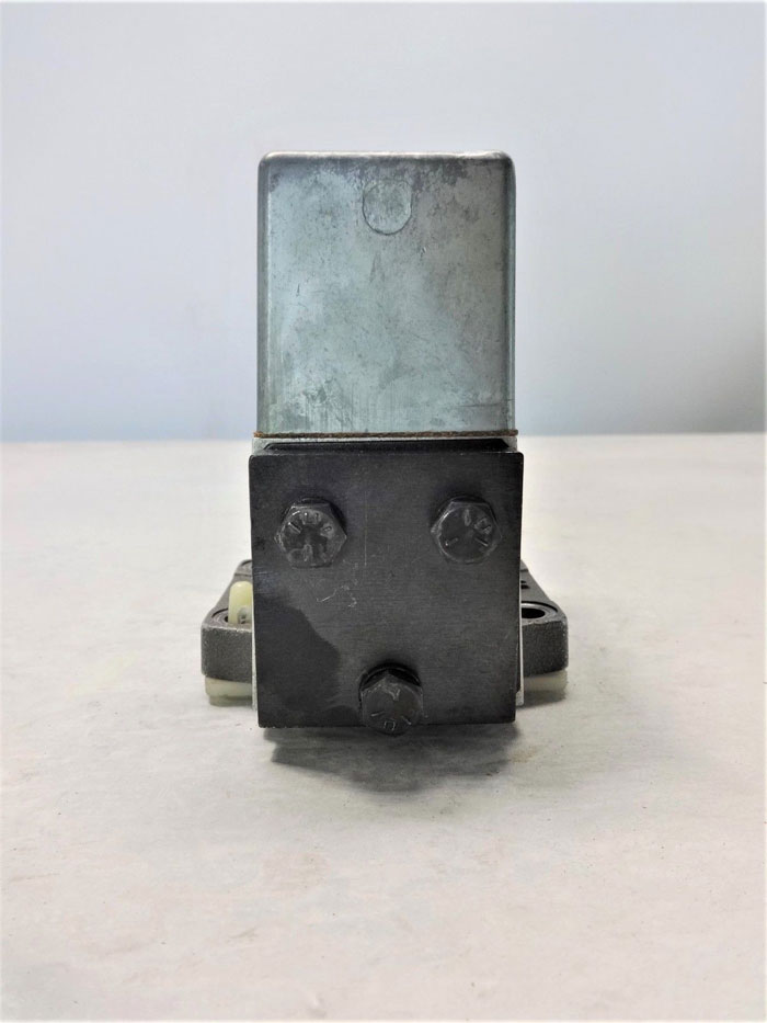 MOOG HYDRAULIC SERVO VALVE, 3000 PSI, MODEL# -062F120, TYPE# S75FOFMAVBR